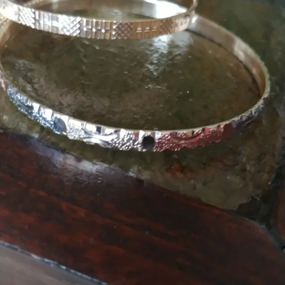 Elegant 7 Gold-Tone Bangle Set - Picture 6 of 7